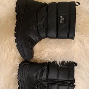MAGELLAN black nylon snow boots 6